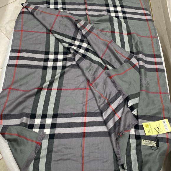 Burberry scarf π§£gray red black 100% cashmere made in Scotland 54β by 72β unisex - Picture 9 of 16